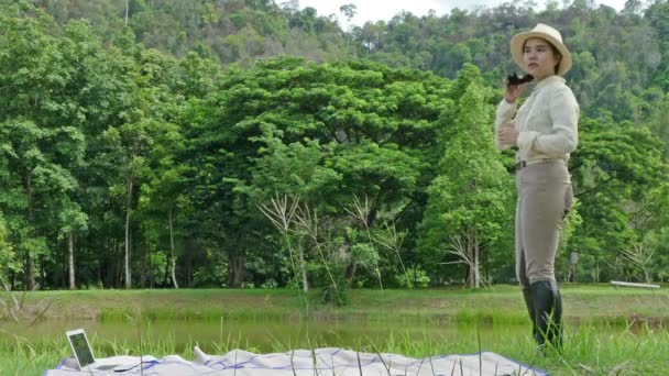 Les femmes se détendent dans le parc — Video