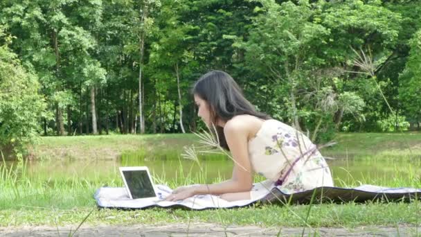 Οι γυναίκες κάνουν επαγγελματίες στο πάρκο — Αρχείο Βίντεο