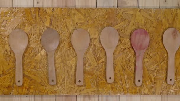 Spatule en bois sur la table — Video