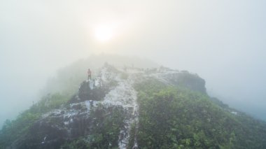 sis tepenin üzerinde 