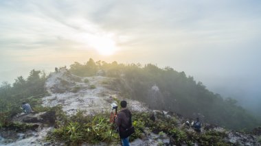 sis tepenin üzerinde