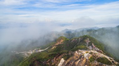 sis tepenin üzerinde