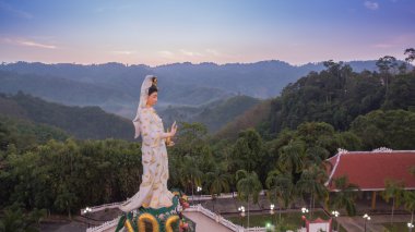 güzel Quan Yin üstünde tepe tepe