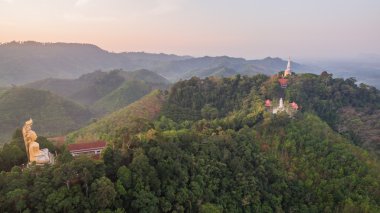 güzel Quan Yin üstünde tepe tepe