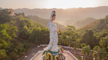 güzel Quan Yin üstünde tepe tepe