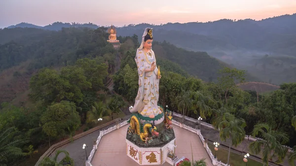 Όμορφη Κουάν Γιν στην κορυφή λόφου — Φωτογραφία Αρχείου