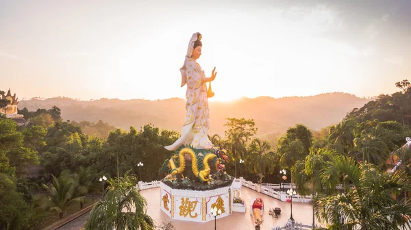 Όμορφη Κουάν Γιν στην κορυφή λόφου — Φωτογραφία Αρχείου
