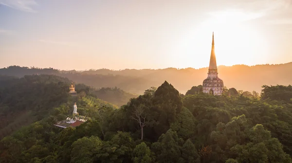 Bonito chedi no topo da colina — Fotografia de Stock