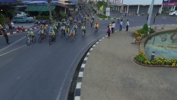 Fotografía aérea bicicleta en la ciudad — Vídeos de Stock