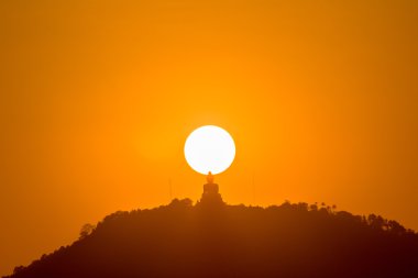 big Buddha yukarıda yazılı kırmızı güneş