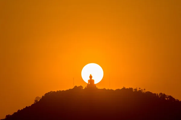 Som sol vermelho acima grande Buda — Fotografia de Stock