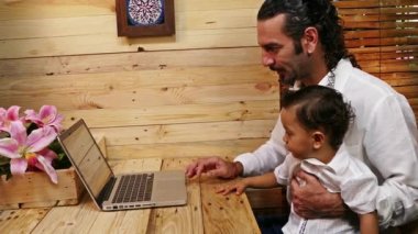 Baba oğlu laptop öğretim