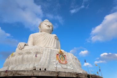 tepenin üstünde beyaz büyük Buda