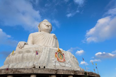 tepenin üstünde beyaz büyük Buda