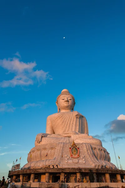 Vita stora Buddha på kulle — Stockfoto