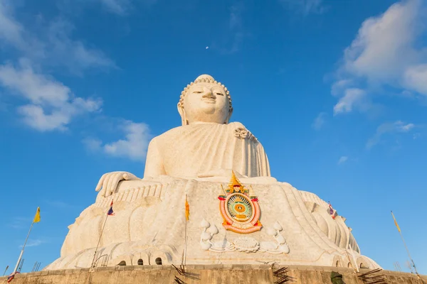 Bianco grande Buddha sulla cima della collina — Foto Stock