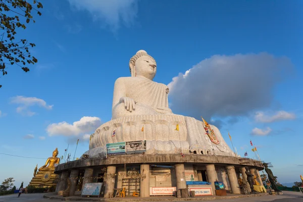 Белый большой Будда на вершине холма — стоковое фото