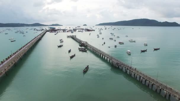 Luchtfoto van Chalong Pier — Stockvideo