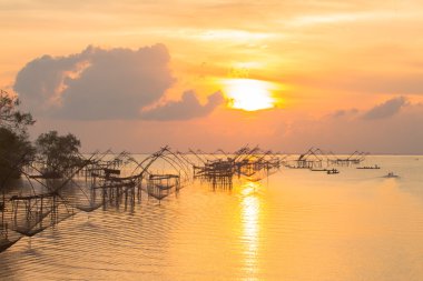 Balık ağı lagün içinde