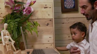 Baba oğlu laptop öğretim