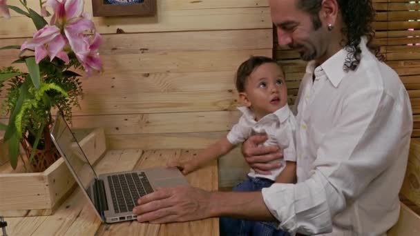 Padre enseñando a su hijo en portátil — Vídeo de stock