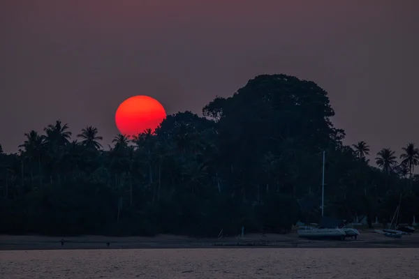 Yuvarlak kırmızı günbatımı — Stok fotoğraf
