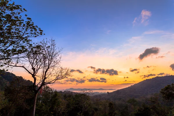 Voir vue sur la baie de Chalong au sommet d'une colline — Photo