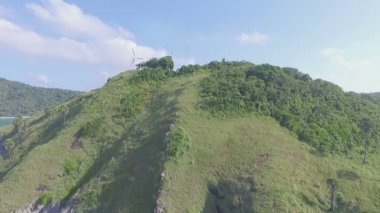 Tepenin üzerinde rüzgar türbini