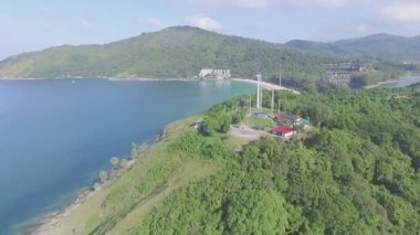 Tepenin üzerinde rüzgar türbini