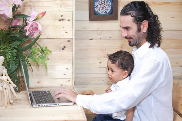 Baba oğlu laptop öğretim — Stok fotoğraf