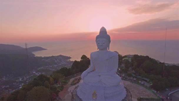 Flygfoto försköna stora Buddhastatyn i Phuket island. — Stockvideo