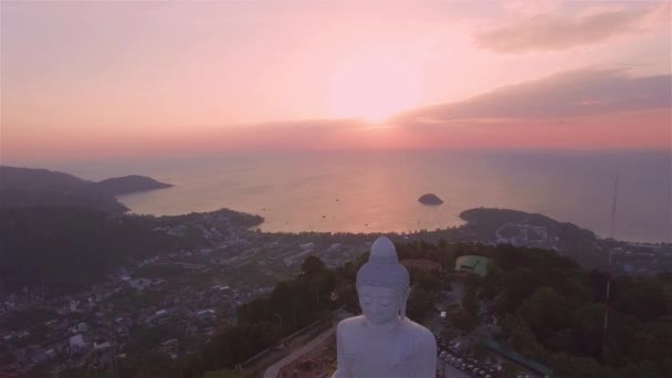 Vista aerea il grande Buddha abbellire nell'isola di Phuket . — Video Stock