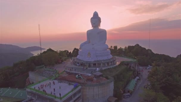 Luchtfoto de verfraait Big Buddha in Phuket eiland. — Stockvideo