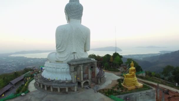 Vista aerea il grande Buddha abbellire nell'isola di Phuket . — Video Stock