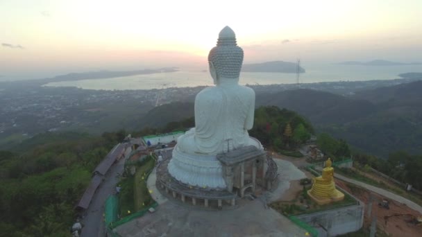 Luftaufnahme der verschönern großen Buddha in Phuket Insel. — Stockvideo