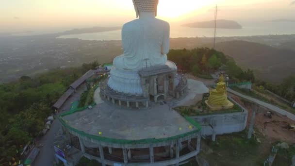 Flygfoto försköna stora Buddhastatyn i Phuket island. — Stockvideo