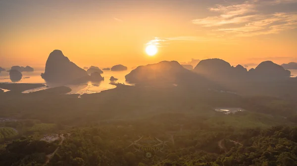 Wschód Słońca w nowy punkt widokowy w prowincji Phang Nga, na południe od Tajlandia — Zdjęcie stockowe