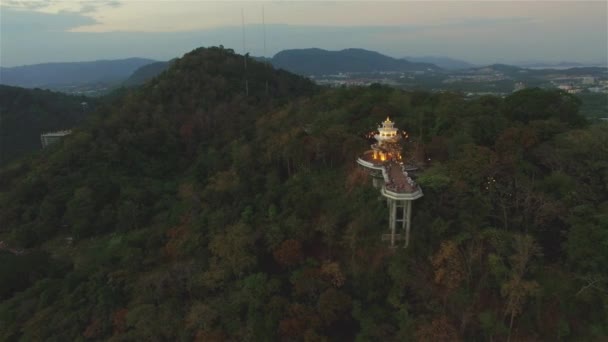 Luftaufnahme khao klingelte die Landmarke Aussichtspunkt von Phuket Ort mitten in der Stadt Phuket — Stockvideo