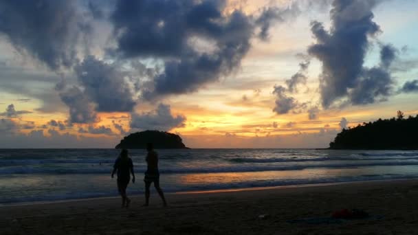 Закат за небольшим островом возле пляжа Ката — стоковое видео