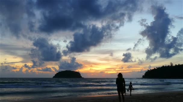 Закат за небольшим островом возле пляжа Ката — стоковое видео