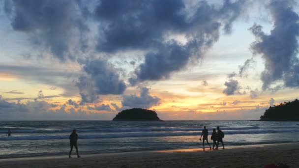 カタ ビーチ近くの小さな島の背後に夕日 — ストック動画