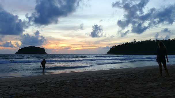 Puesta de sol detrás de una pequeña isla cerca de la playa de Kata — Vídeos de Stock