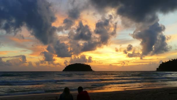 Puesta de sol detrás de una pequeña isla cerca de la playa de Kata — Vídeos de Stock