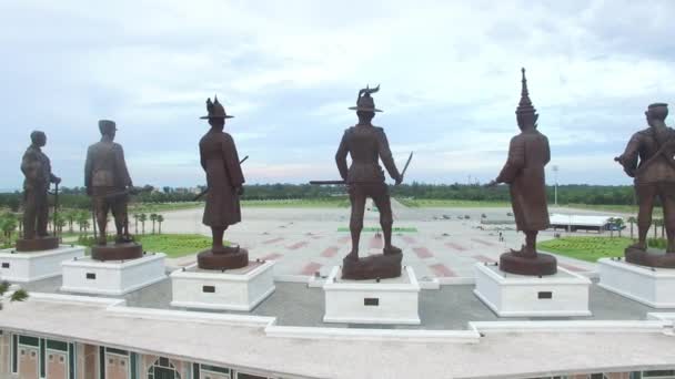 Statues Grand Roi de Thaïlande dans Rajabhakti Park — Video