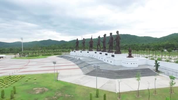 Статуї великого царя Таїланду в Rajabhakti парку — стокове відео