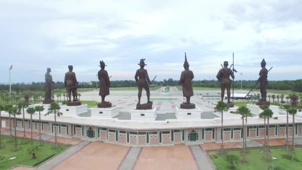 Grote koning van standbeelden van Thailand in Rajabhakti Park — Stockvideo