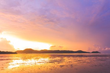Chalong koyunda güzel gündoğumu