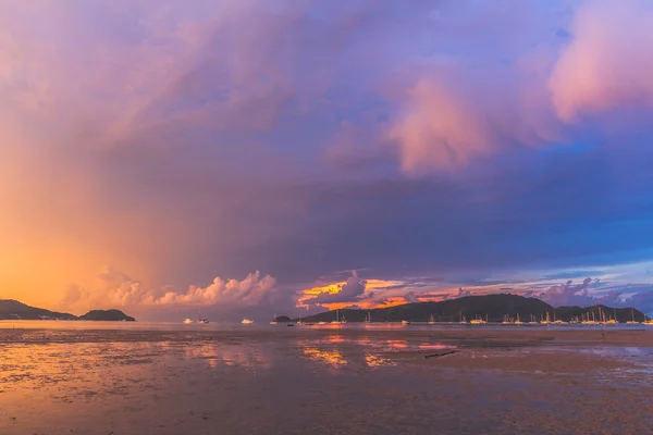 Krásný východ slunce v zálivu Chalong — Stock fotografie