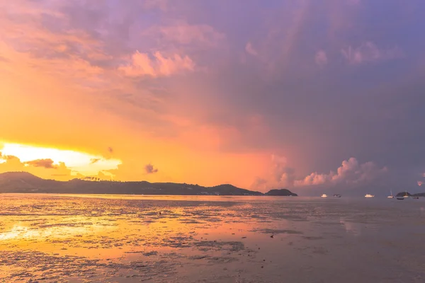 Salida del sol en la nube por encima del golfo de Chalong — Foto de Stock