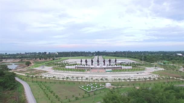 Vista aérea de Estátuas Grande Rei da Tailândia em Rajabhakti Park — Vídeo de Stock